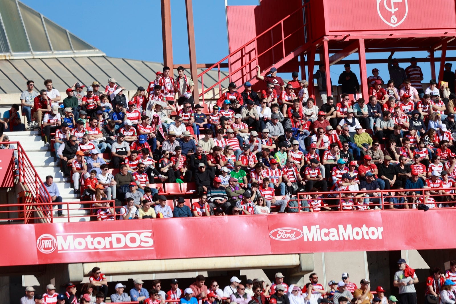 Encuéntrate en la grada en el partido entre Granada y Almería