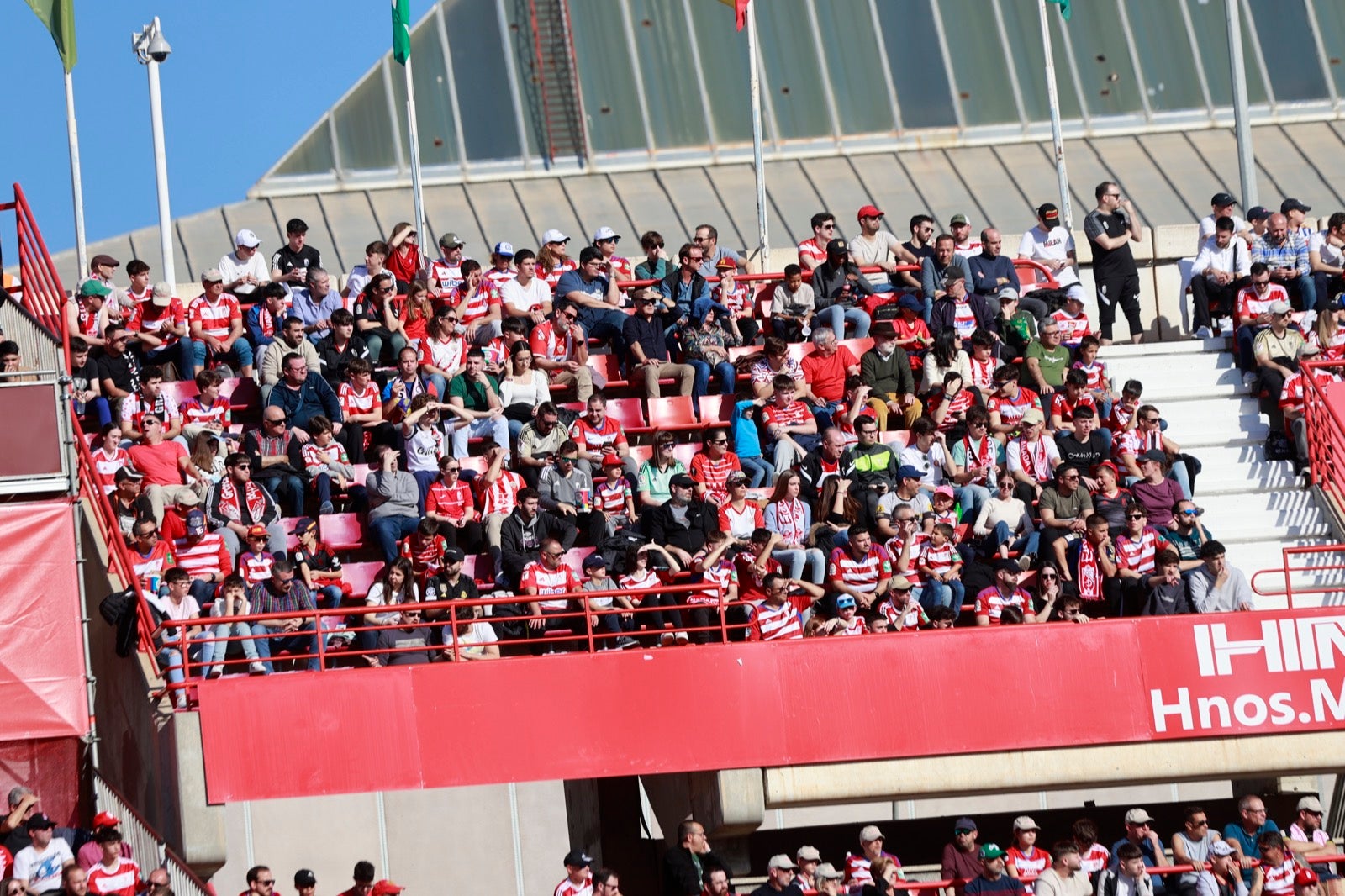 Encuéntrate en la grada en el partido entre Granada y Almería