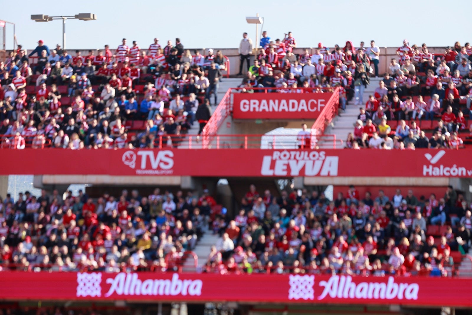Encuéntrate en la grada en el partido entre Granada y Almería