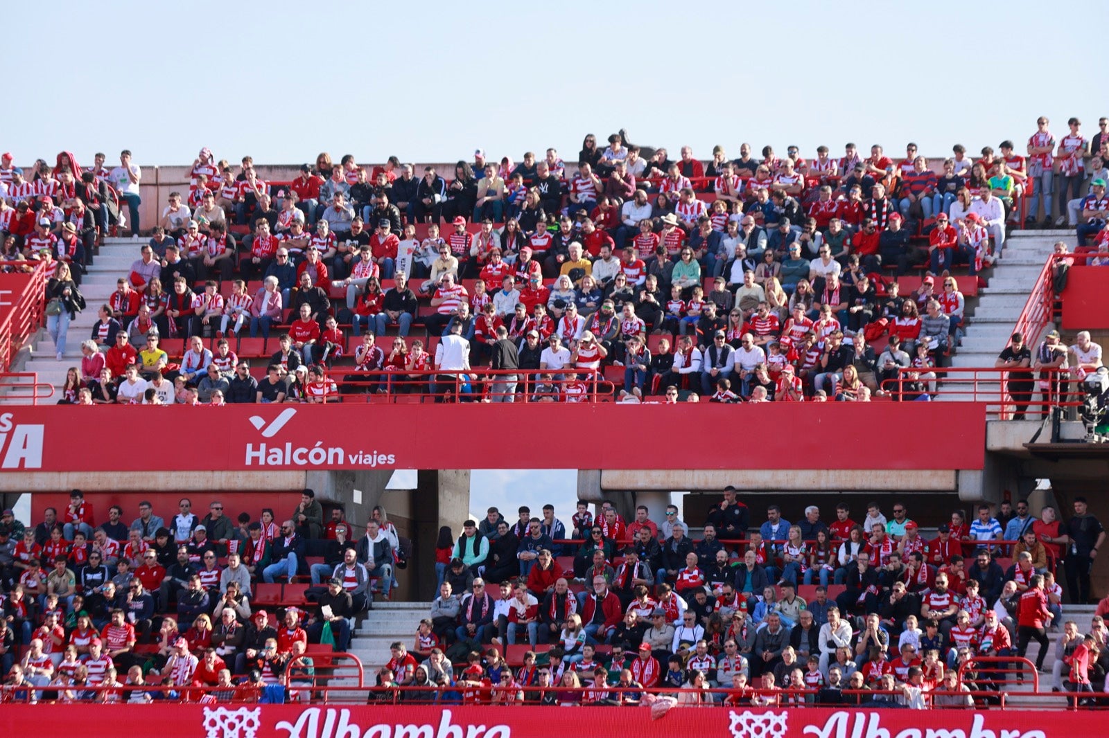 Encuéntrate en la grada en el partido entre Granada y Almería