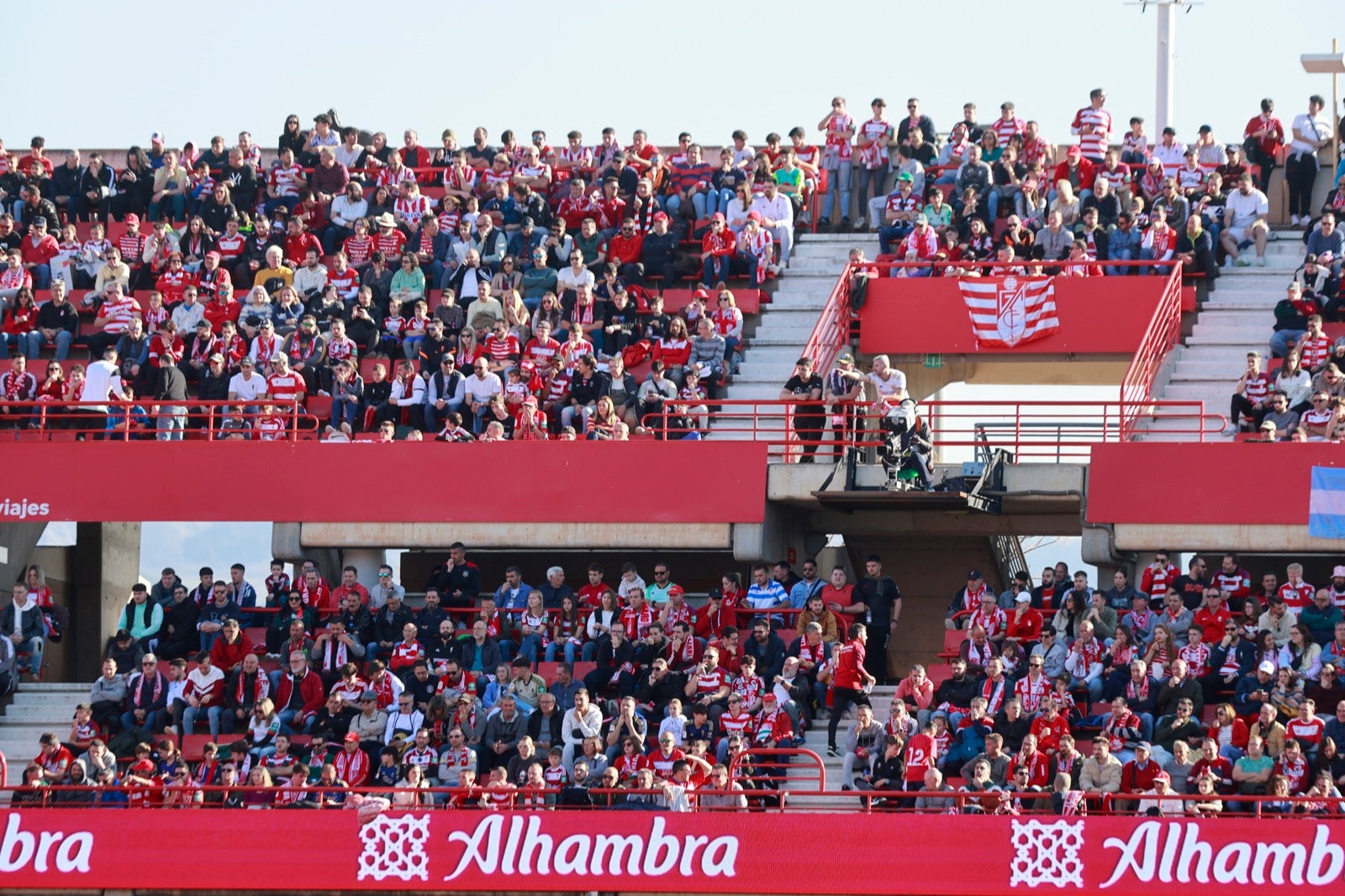Encuéntrate en la grada en el partido entre Granada y Almería
