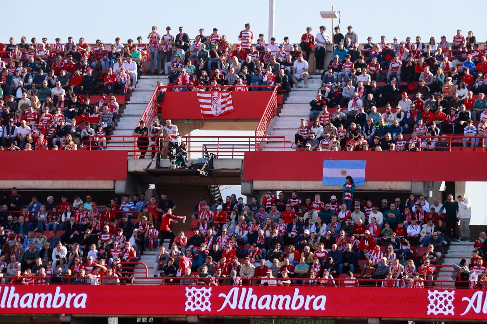 Encuéntrate en la grada en el partido entre Granada y Almería