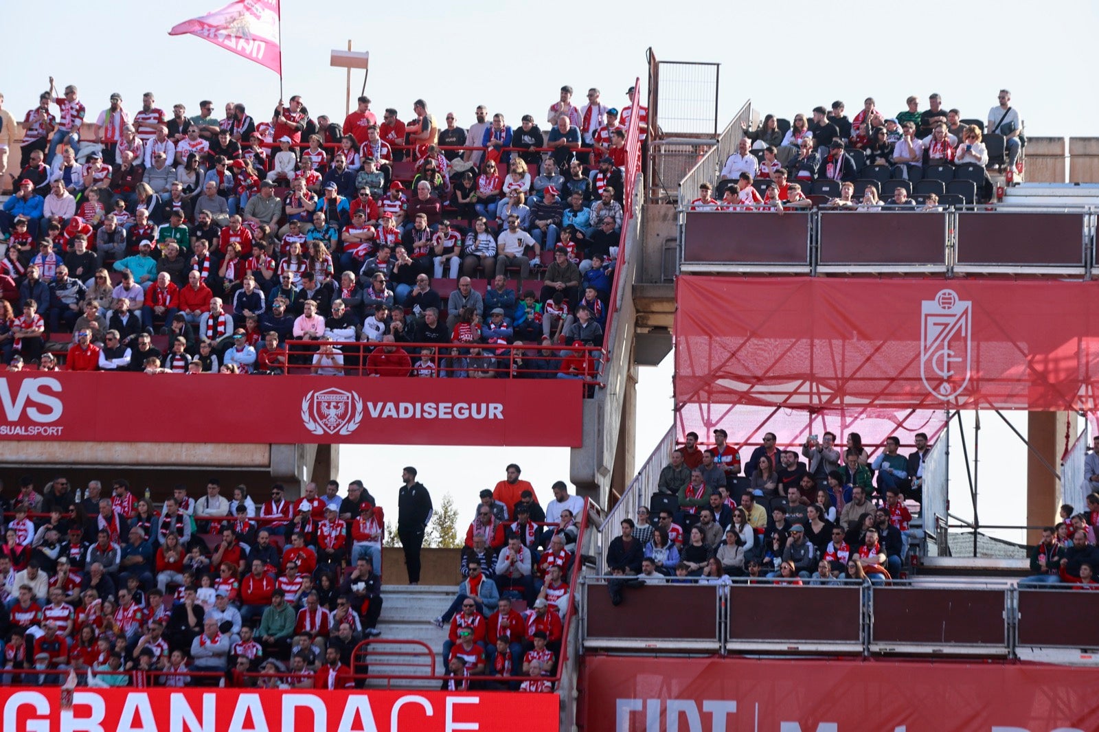 Encuéntrate en la grada en el partido entre Granada y Almería