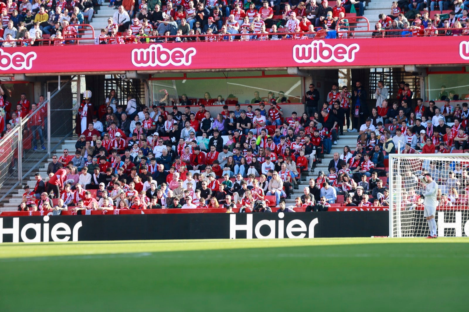 Encuéntrate en la grada en el partido entre Granada y Almería