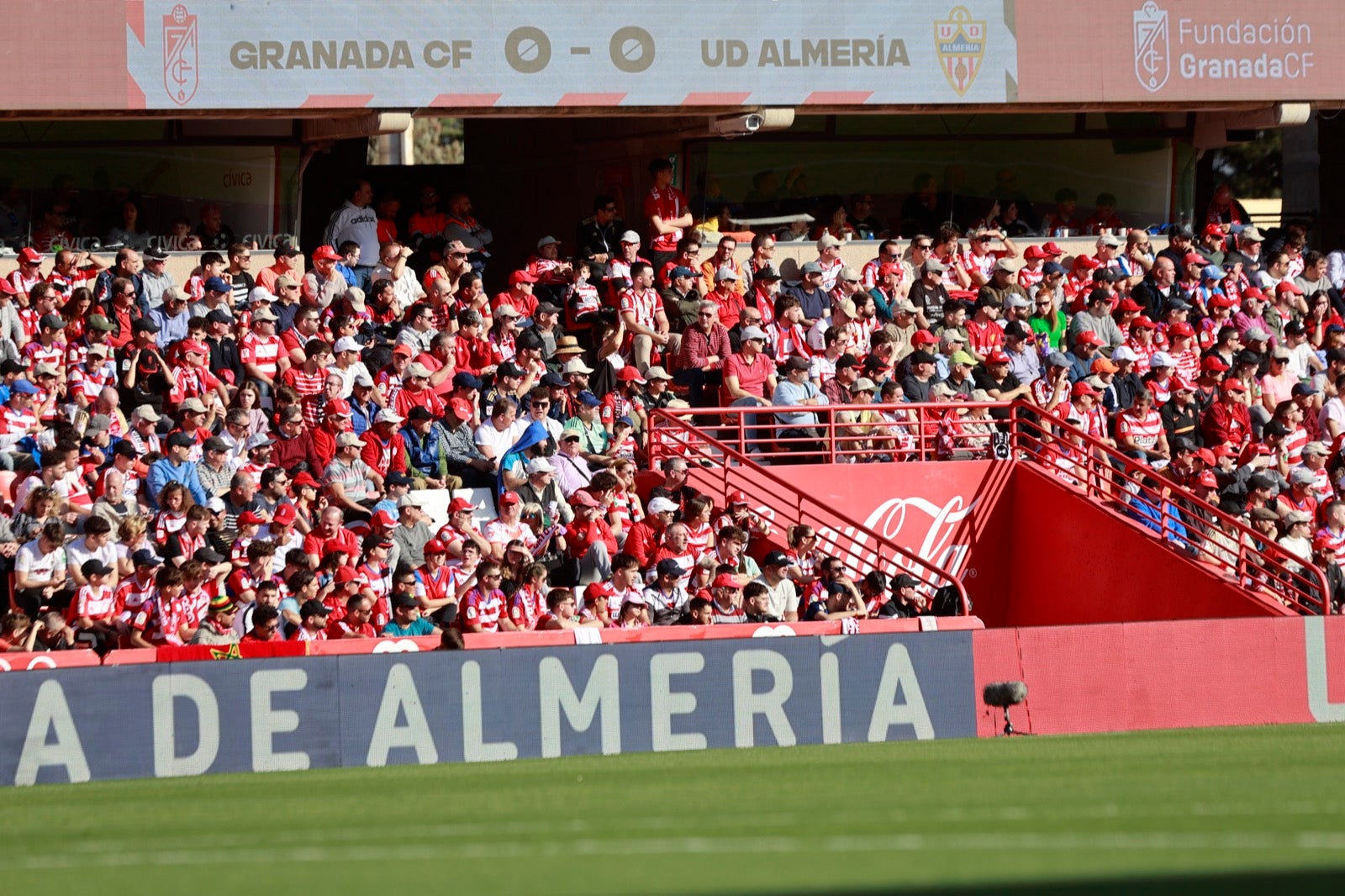 Encuéntrate en la grada en el partido entre Granada y Almería