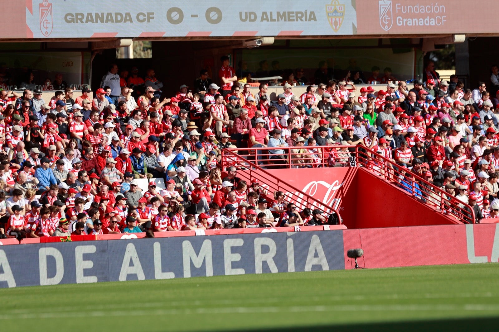 Encuéntrate en la grada en el partido entre Granada y Almería