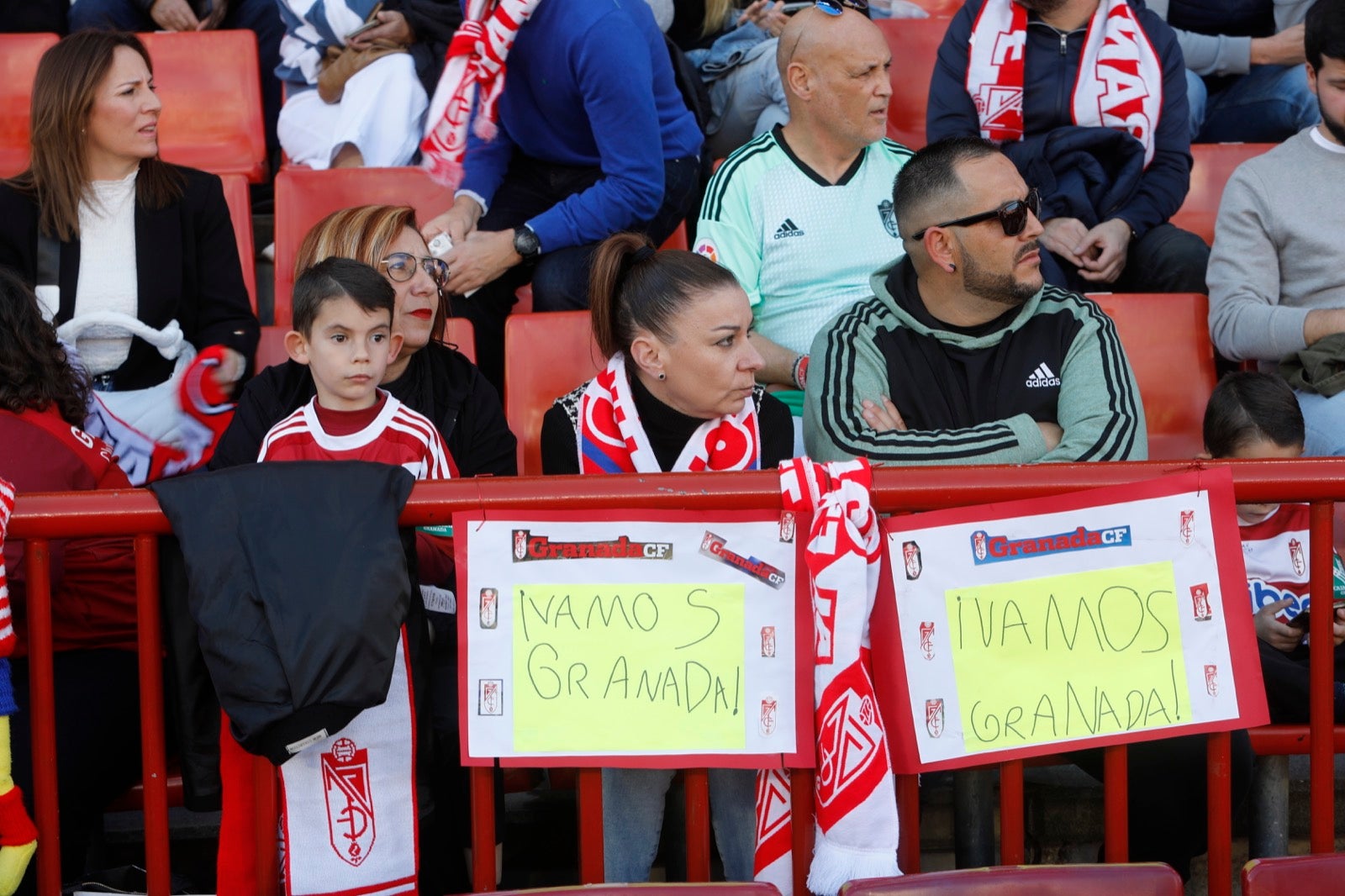 Encuéntrate en la grada en el partido entre Granada y Almería