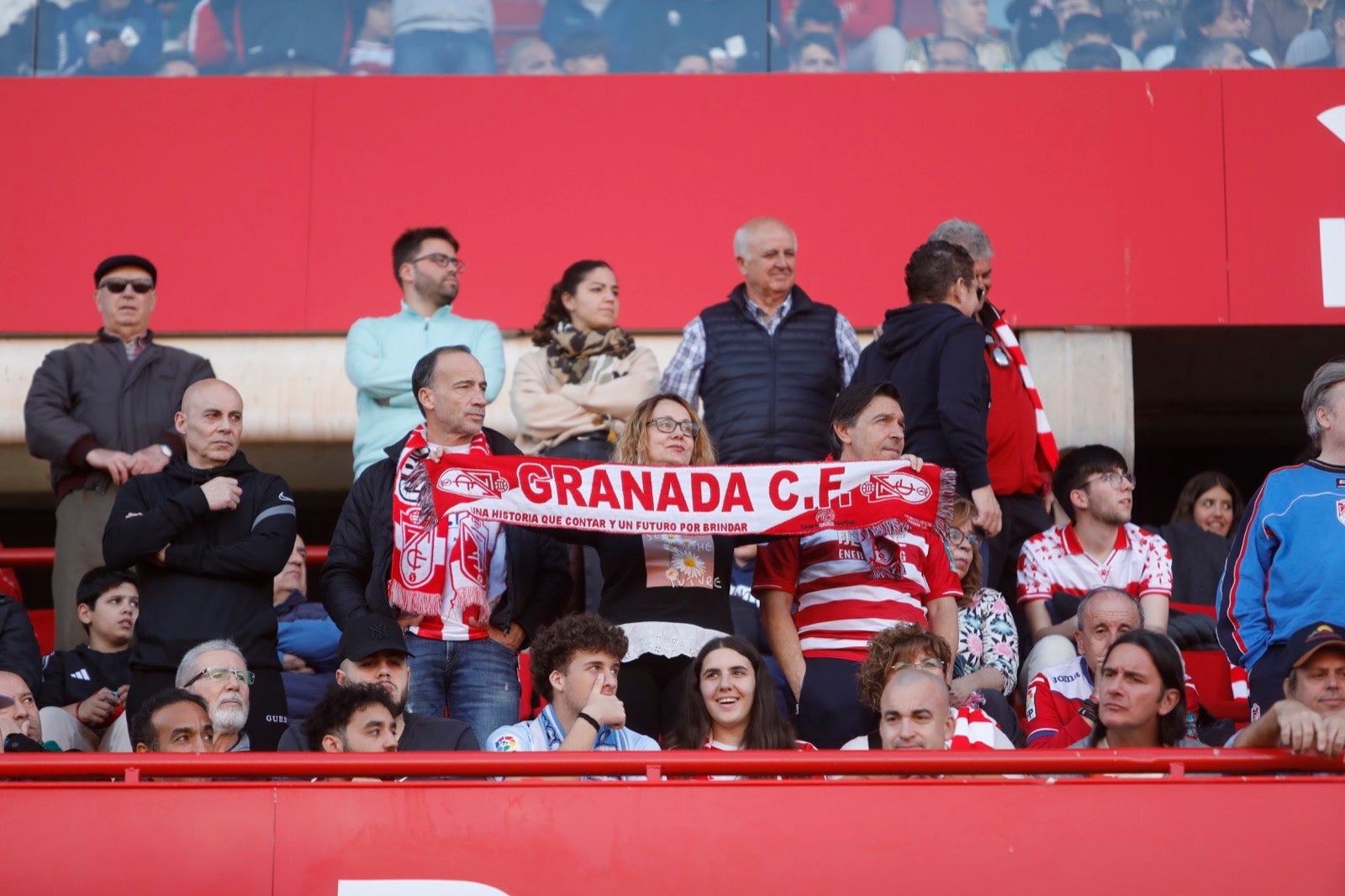 Encuéntrate en la grada en el partido entre Granada y Almería
