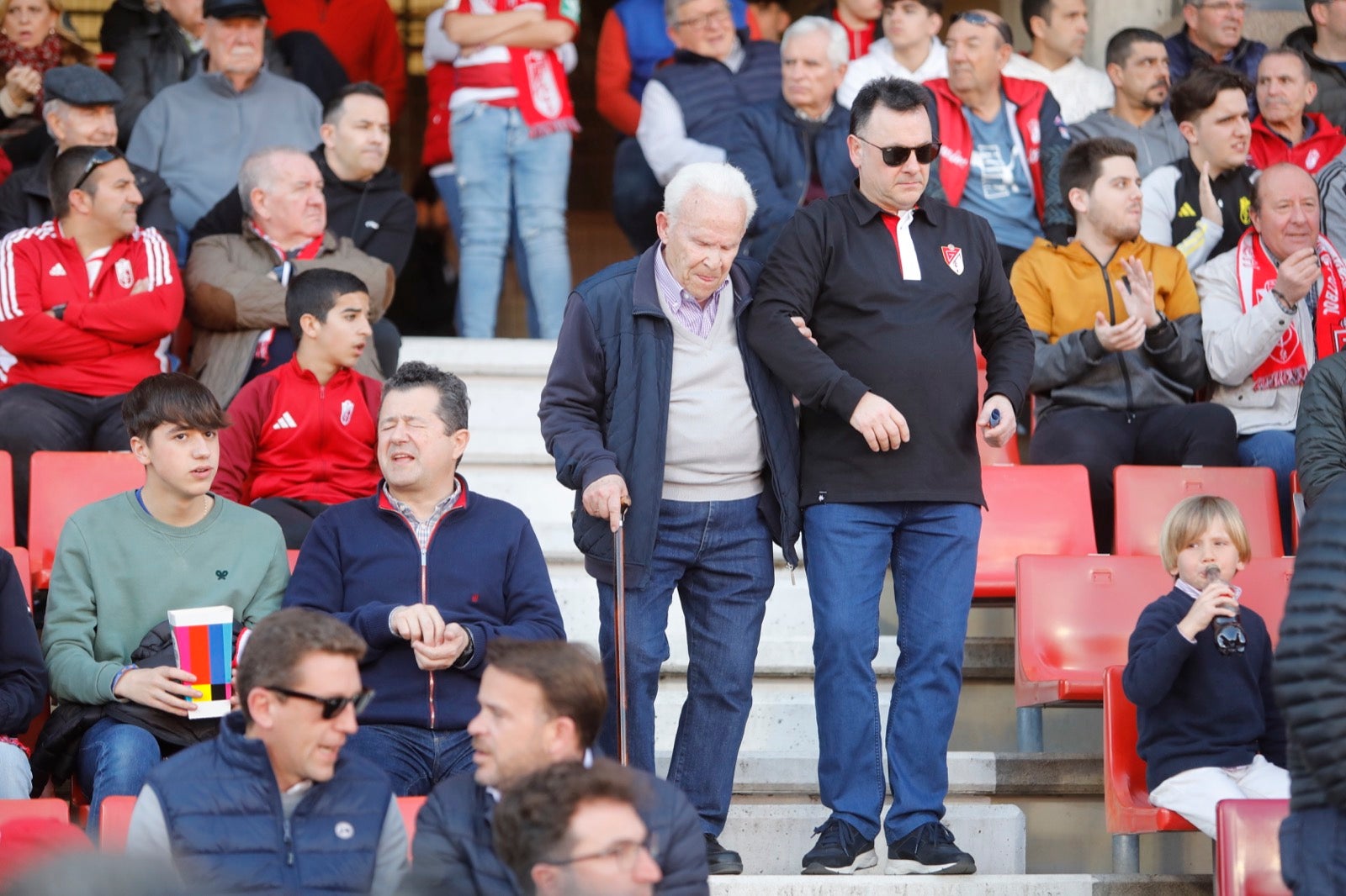 Encuéntrate en la grada en el partido entre Granada y Almería