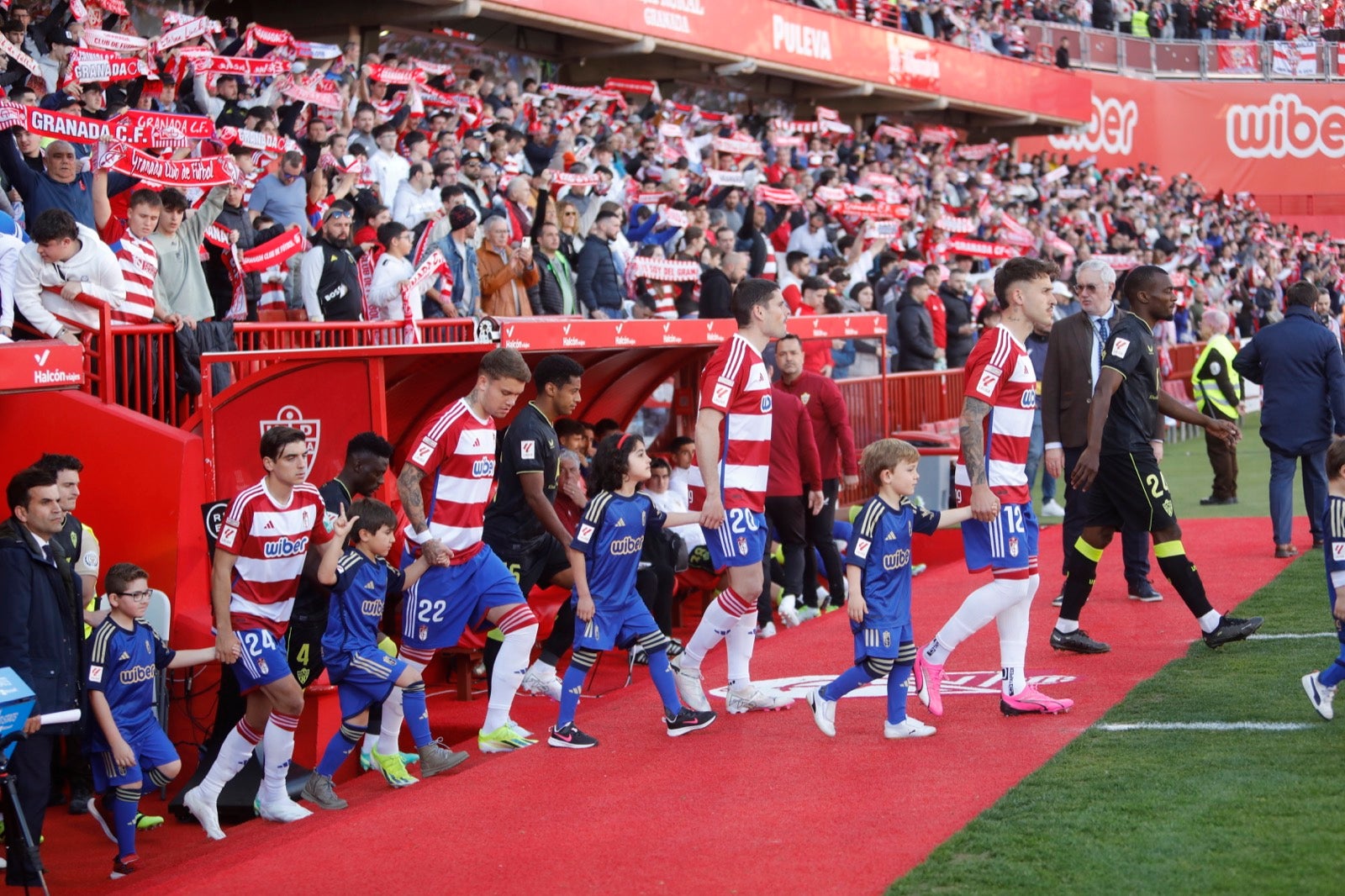 Encuéntrate en la grada en el partido entre Granada y Almería