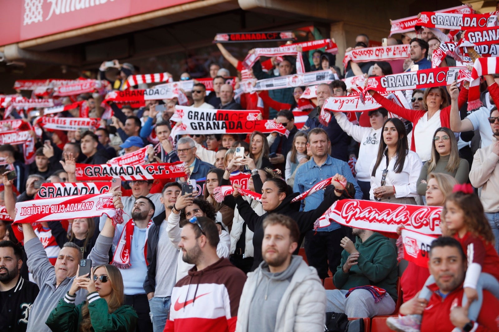 Encuéntrate en la grada en el partido entre Granada y Almería