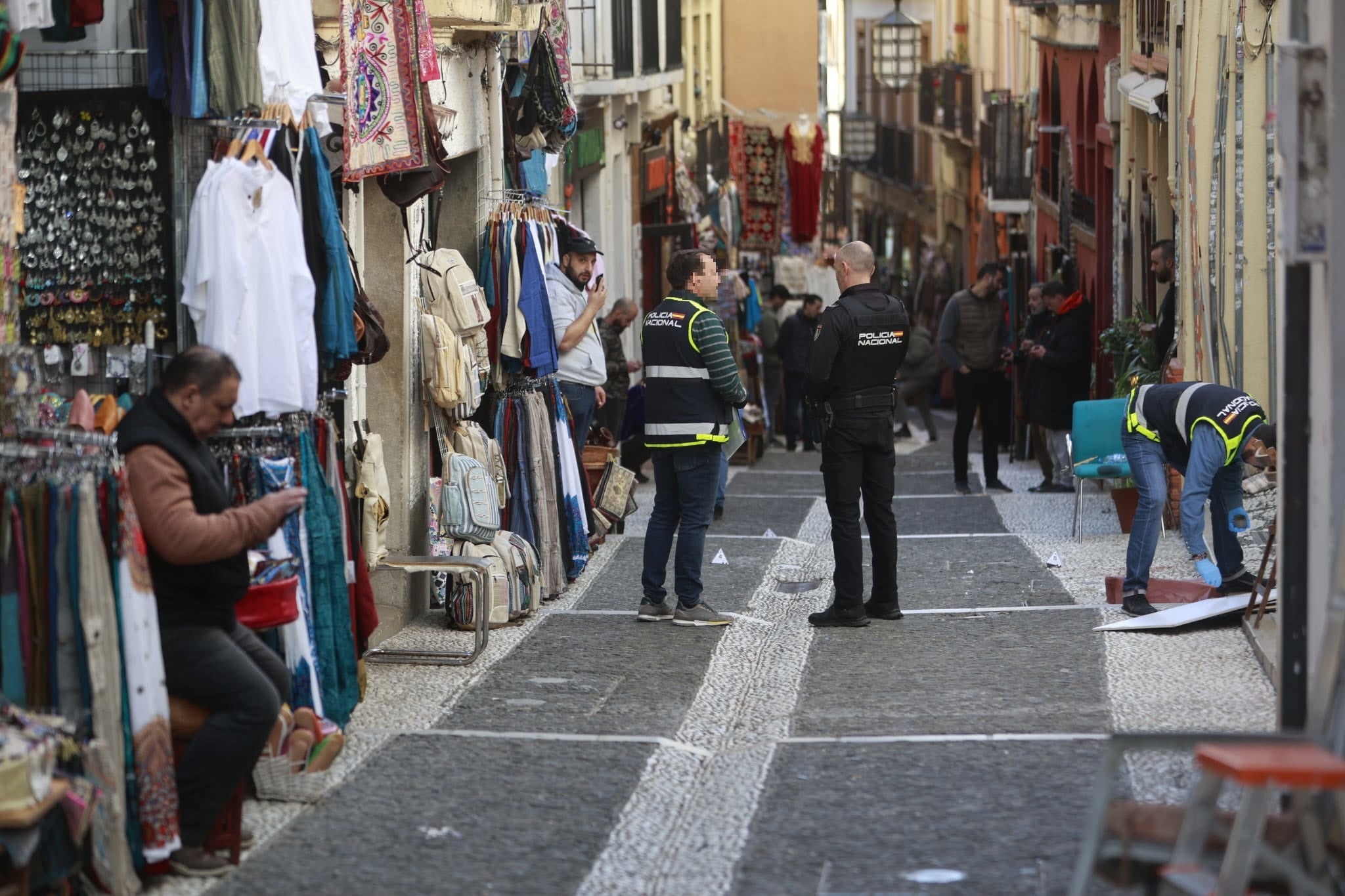 Así investiga la Policía el lugar del apuñalamiento en Calderería