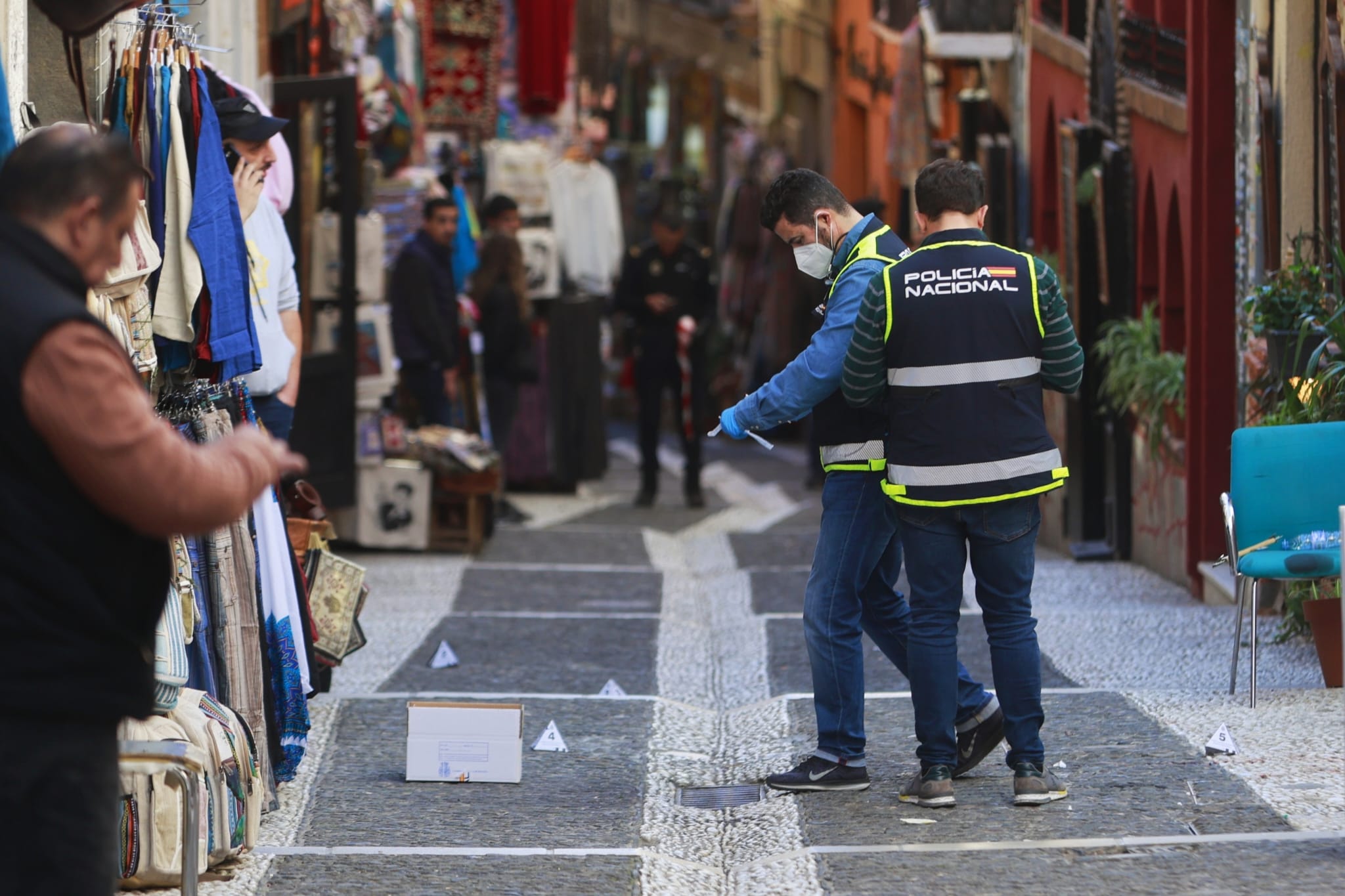 Así investiga la Policía el lugar del apuñalamiento en Calderería