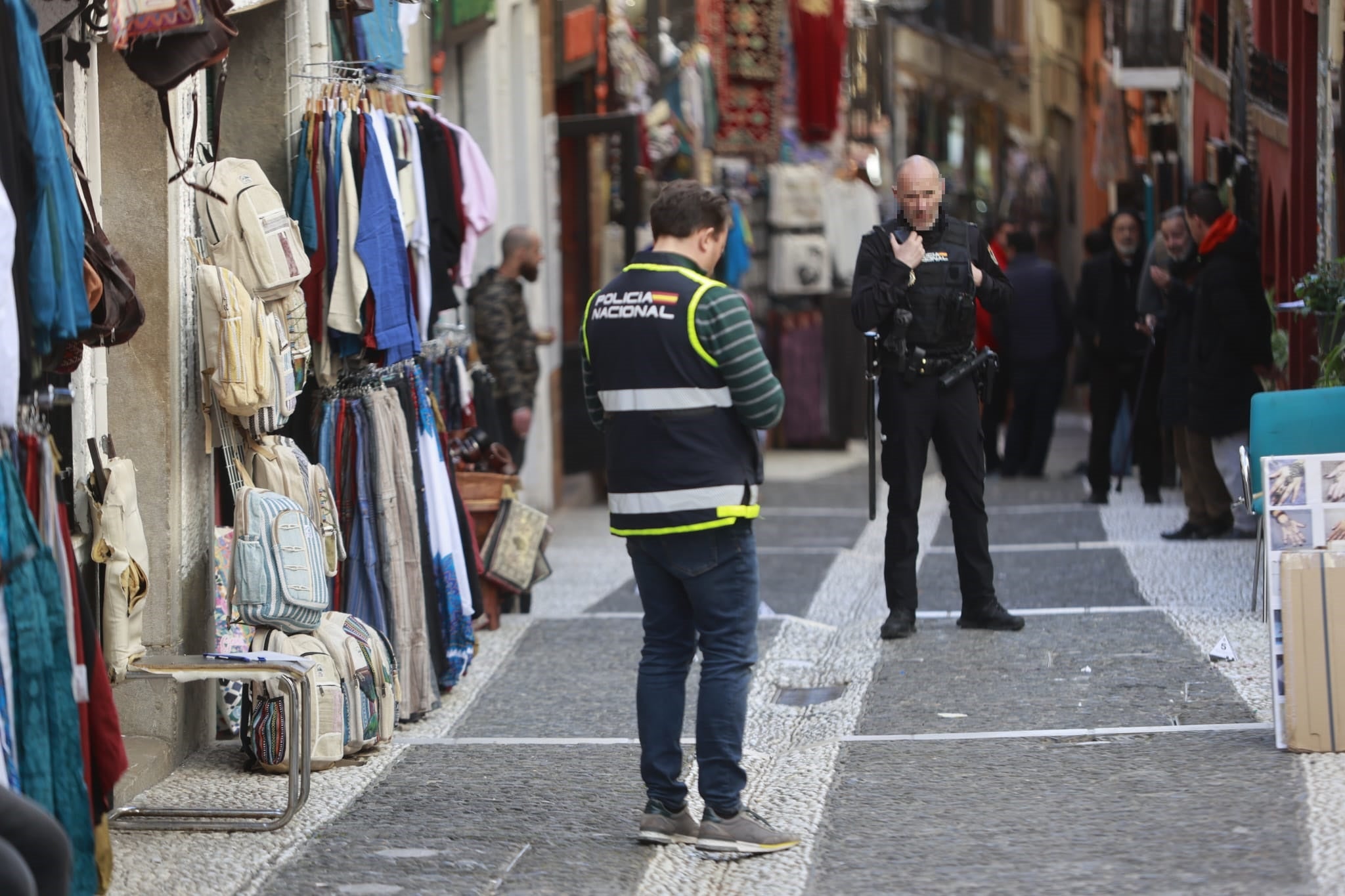 Así investiga la Policía el lugar del apuñalamiento en Calderería