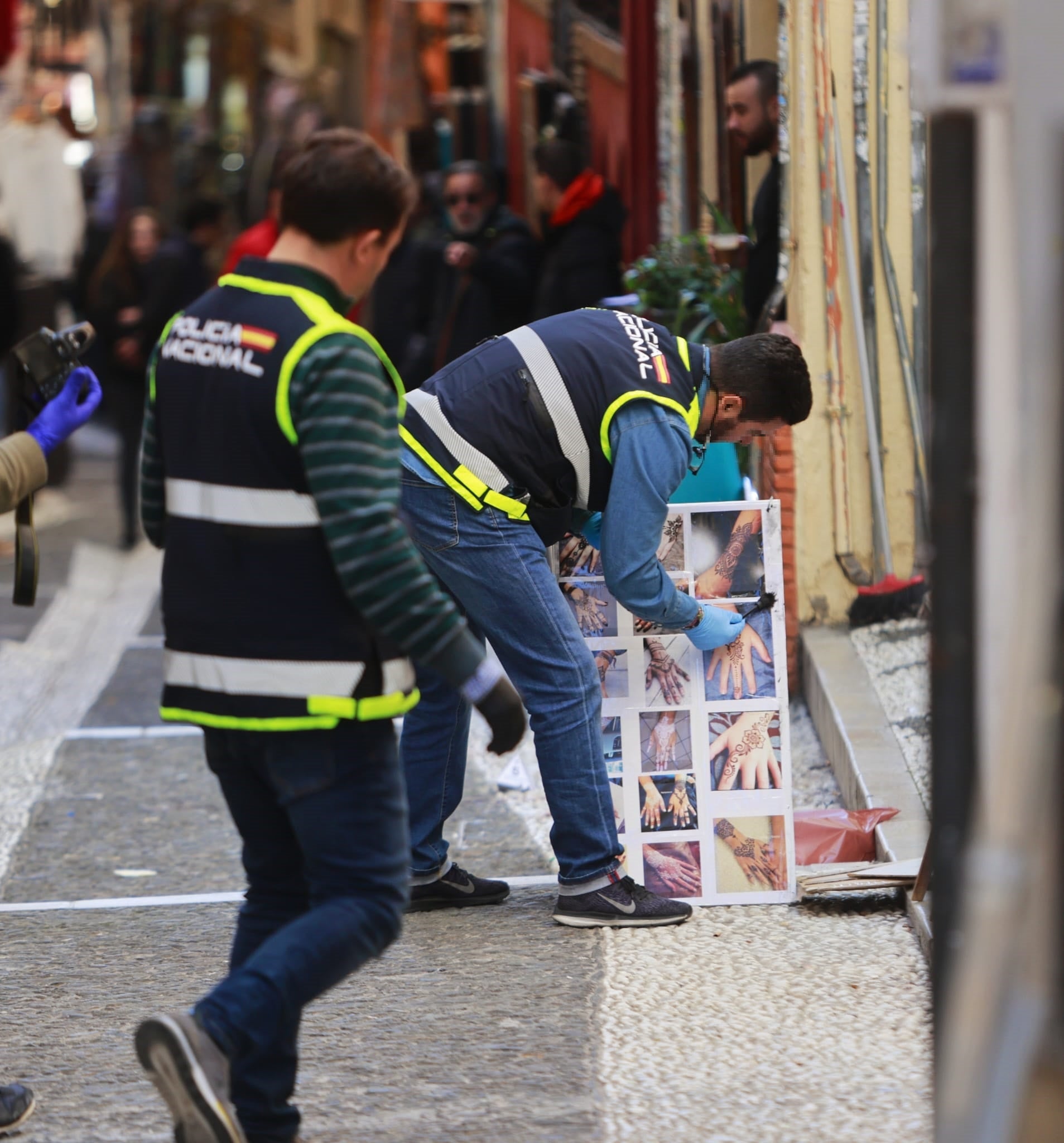 Así investiga la Policía el lugar del apuñalamiento en Calderería