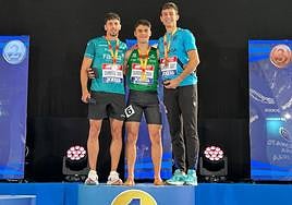 Dani Rodríguez, en el podio junto al campeón Adrià Alfonso y a Andoni Calbano.