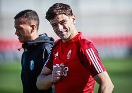 Lucas Boyé, antes del último entrenamiento del Granada previo al partido con el Almería.