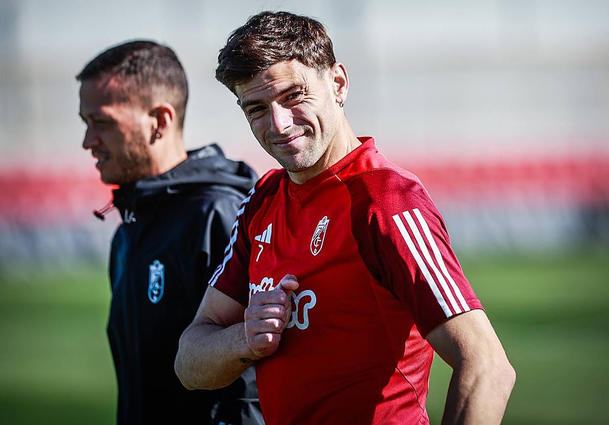 Lucas Boyé, antes del último entrenamiento del Granada previo al partido con el Almería.