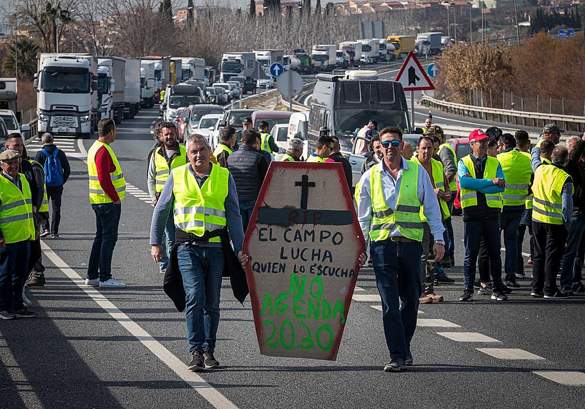 Productores con un mensaje contra las políticas europeas en las protestas de Granada.