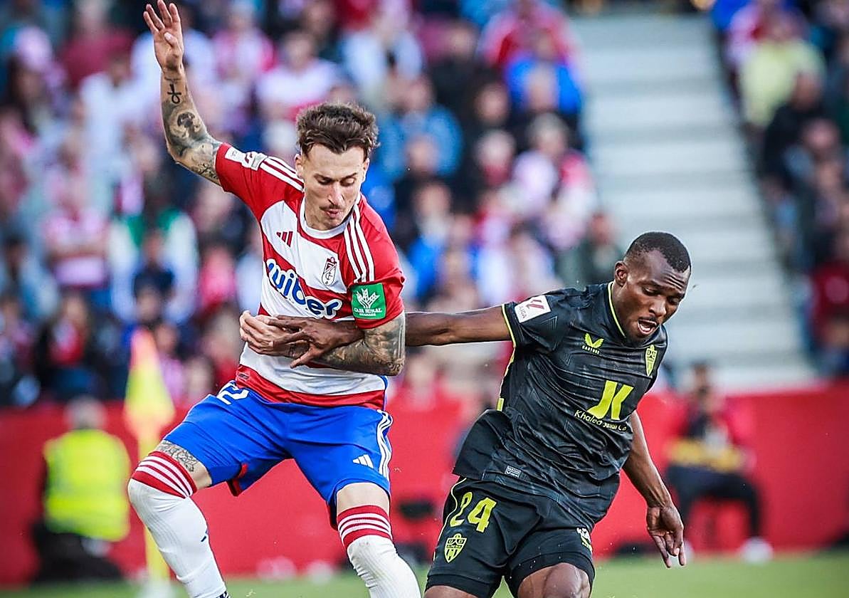 Langa agarra a Ricard.