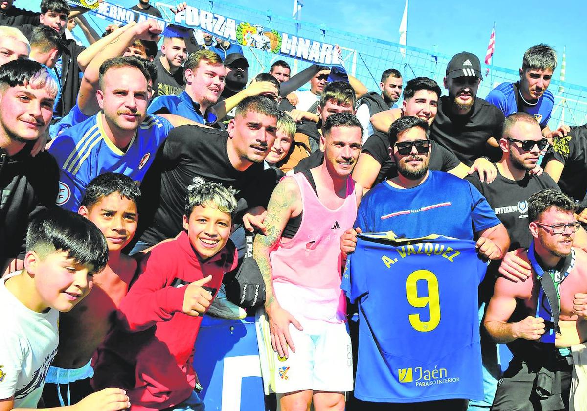 Aficionados azulillos quisieron hacerse una foto con Álvaro Vázquez para iinmortalizar el gol en el descuento que supuso la victoria.