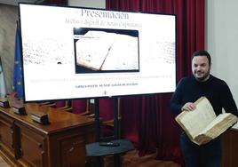 Rafael Valdivia, concejal de Cultura y Patrimonio, presenta el nuevo archivo digital.