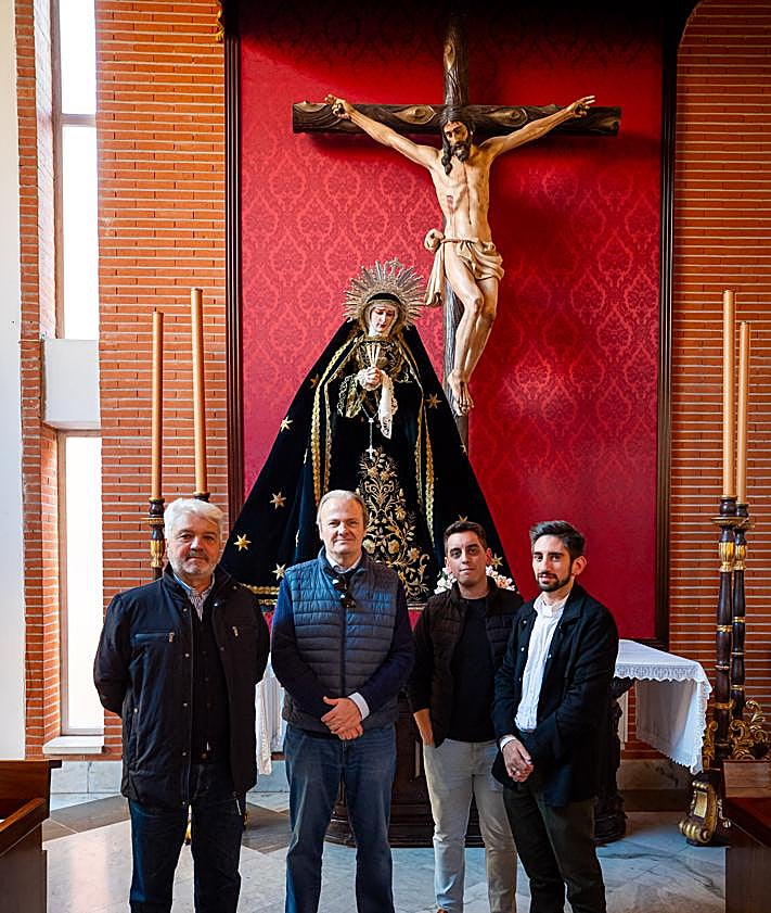 Imagen secundaria 2 - Los hermanos de los Agustinos, junto a las imágenes titulares de la hermandad.