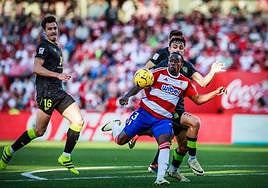 Instante en el que Maouassa carga la pierna derecha ante Pubill.