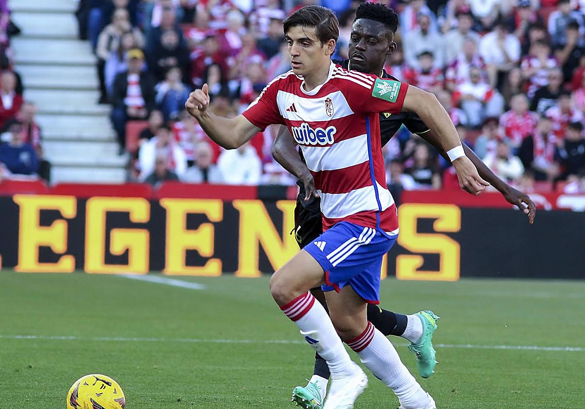 Gonzalo Villar, perseguido por Baba durante el derbi con el Almería en Los Cármenes.