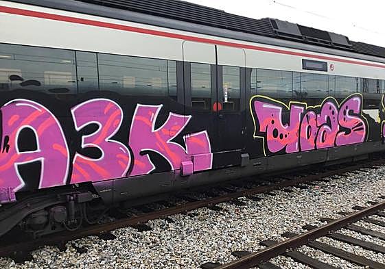 Un grafiti en un tren de Renfe.