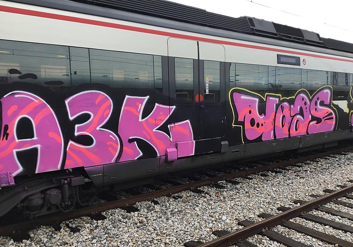 Un grafiti en un tren de Renfe.