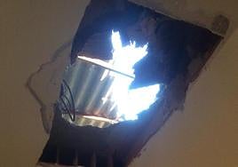 Así ha quedado el tejado y el techo de una vivienda en Loja por el impacto de una roca.