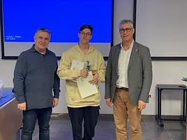 Miguel recoge su diploma.