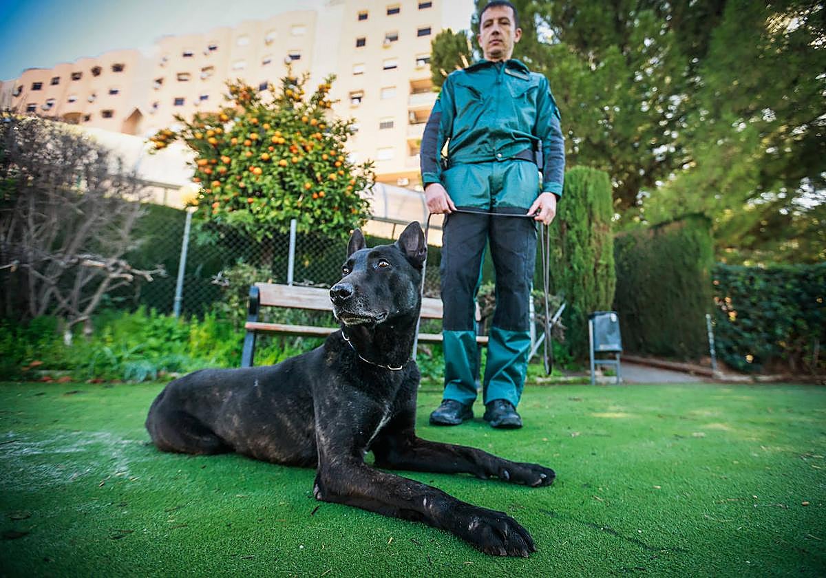 Juper junto a su guía, Francisco Delgado, en la Comandancia de la Guardia Civil de Granada.