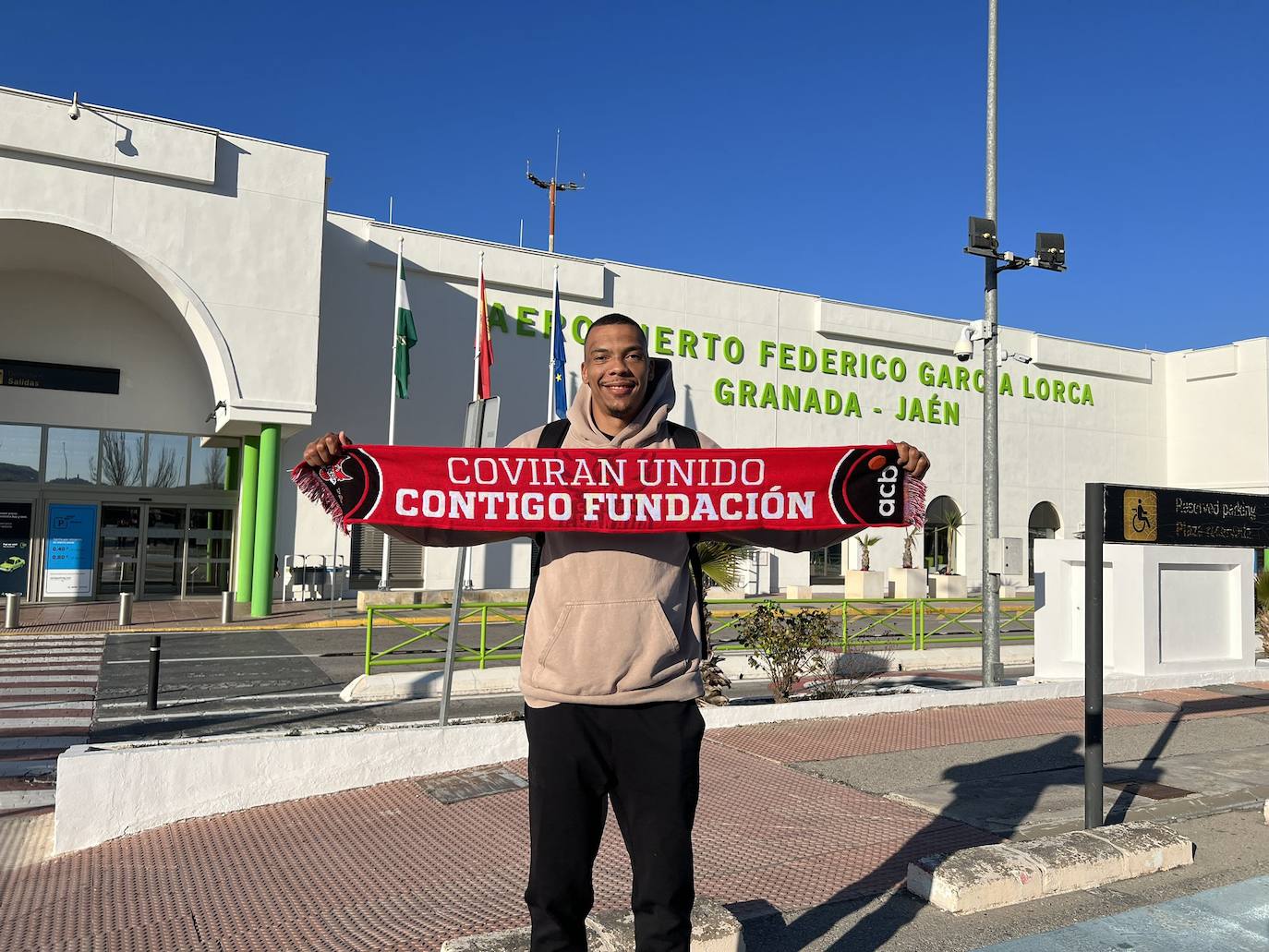 Jacob Wiley, sonriente a su llegada al aeropuerto de Granada.