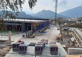 En primer término, rampa desde el parque de La Alameda para ir al centro de salud (al fondo).