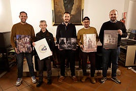 Javier Quesada, Fernando López, Jose Antonio Murcia, Antonio Orantes y Alberto Ortega posan con sus láminas de 'Miradas'.