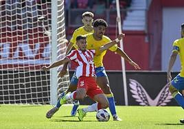 Robertone intenta controlar el balón en el partido de ida.