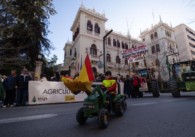 Las imágenes de los tractores en plena Gran Vía de Granada.