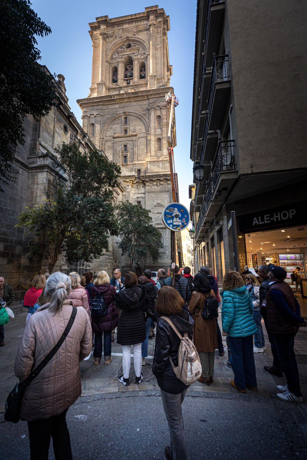 Curiosos observando las tareas preventivas en la torre de la Catedral.
