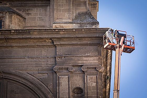 Operarios inspeccionan una parte de la torre de la Catedral donde se aprecia perfectamente la costra gris.