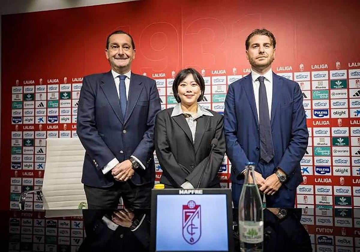El director general Alfredo García Amado, la presidenta Sophia Yang y el director deportivo Matteo Tognozzi, durante una comparecencia previa.