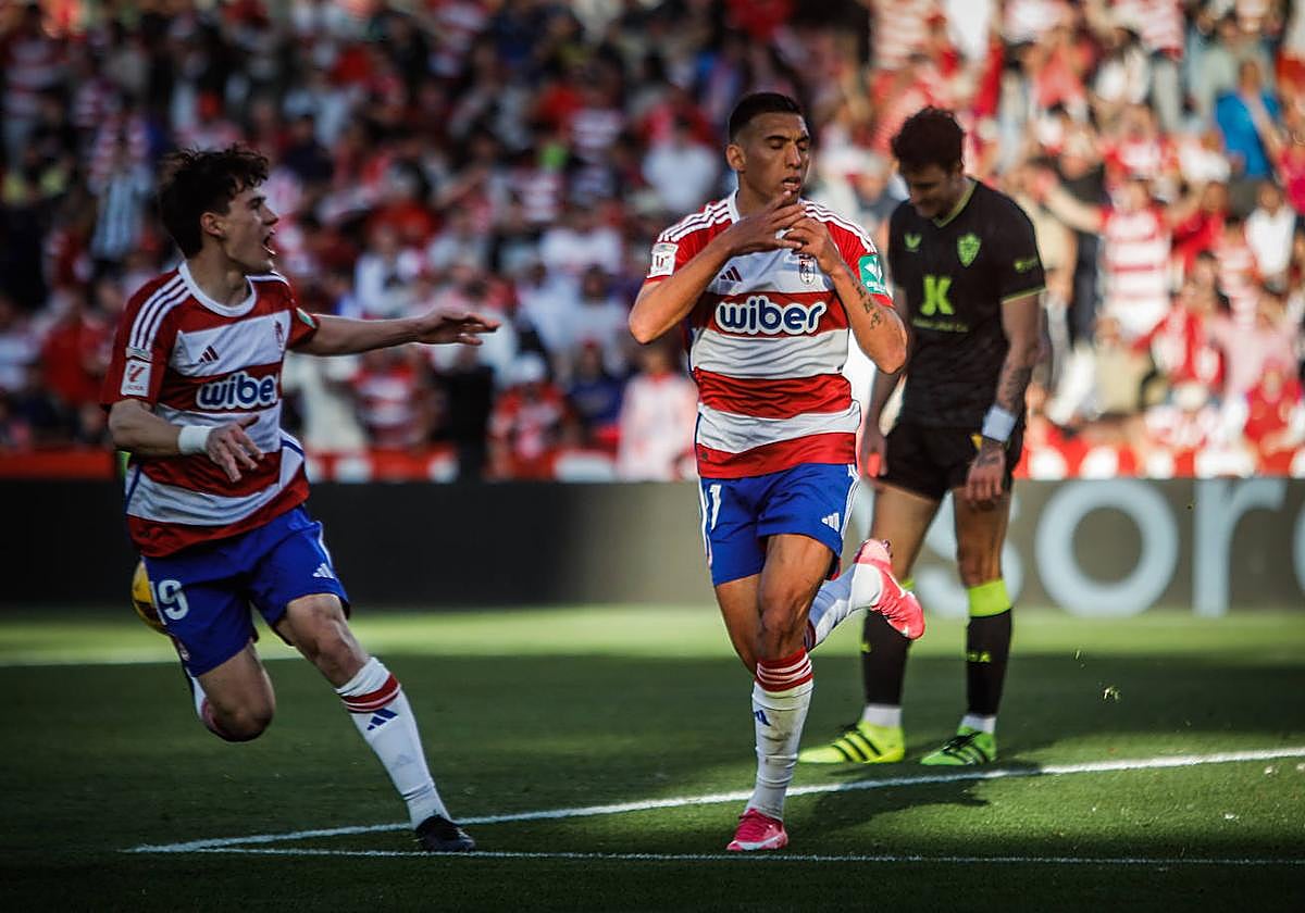 Uzuni celebra su gol a la UDA.