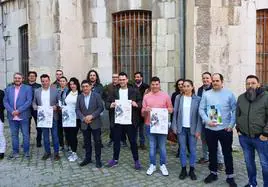 Foto de familia de Paco Reyes y representantes de los restaurantes participantes.