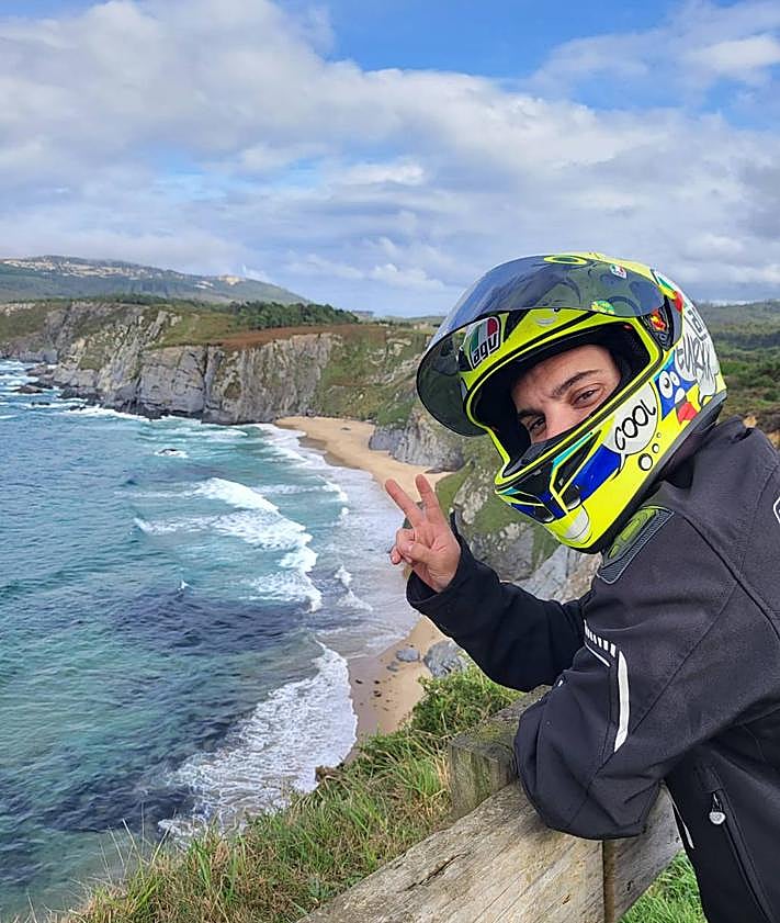 Imagen secundaria 2 - Fotos en solitario de Daniel y con su novia, Elena.