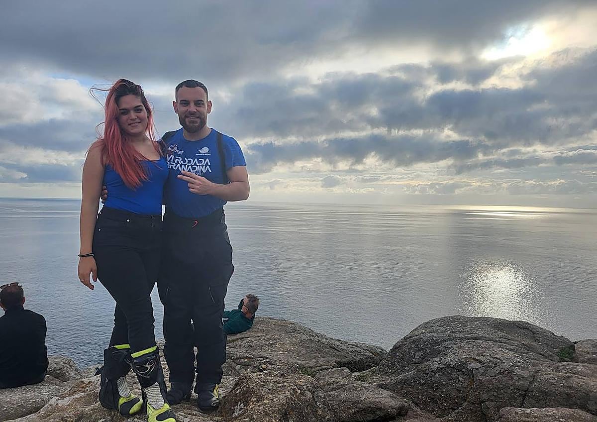 Imagen secundaria 1 - Fotos en solitario de Daniel y con su novia, Elena.