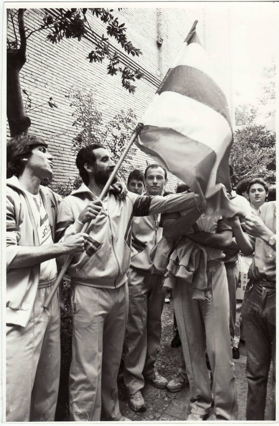 Ángel Castellanos enarbola una bandera rojiblanca durante la celebración del ascenso a Segunda división a su retorno en 1987.