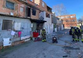 Bomberos en tareas de extinción en calle Tánger.