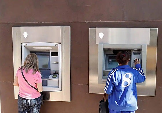 CaixaBank advierte sobre el cambio de límite de retirada de dinero en cajeros.