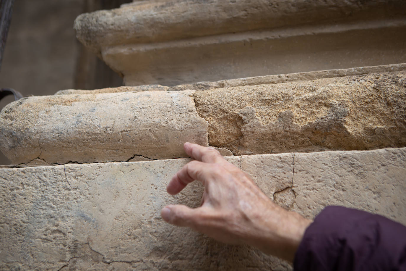 Arenización pronunciada de la calcarenita. En ocasiones se reparan los desperfectos con revestimientos pétreos que están sometidos igualmente a desprendimientos.